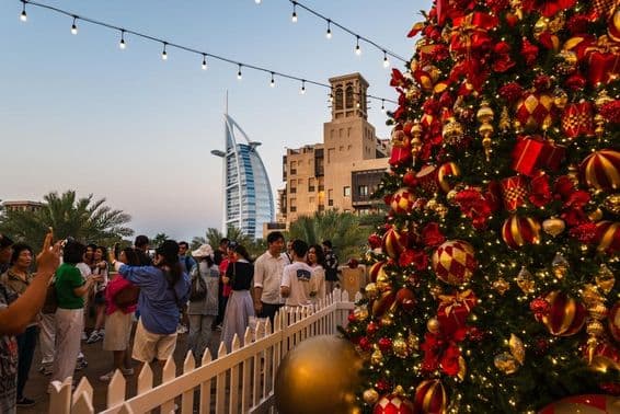 Trhovisko plné sviatočnej atmosféry v Madinat Jumeirah.
