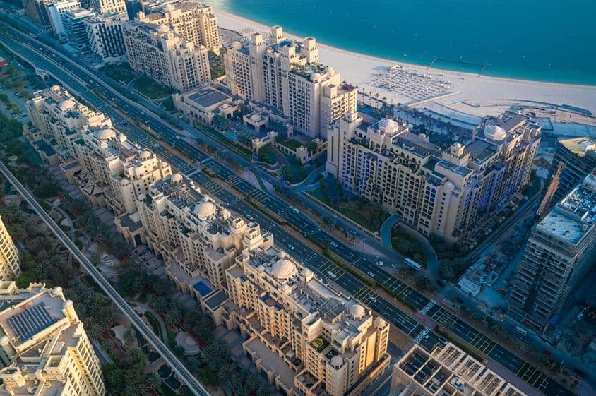 Letecký pohľad na architektúru Jumeirah Palm Island.
