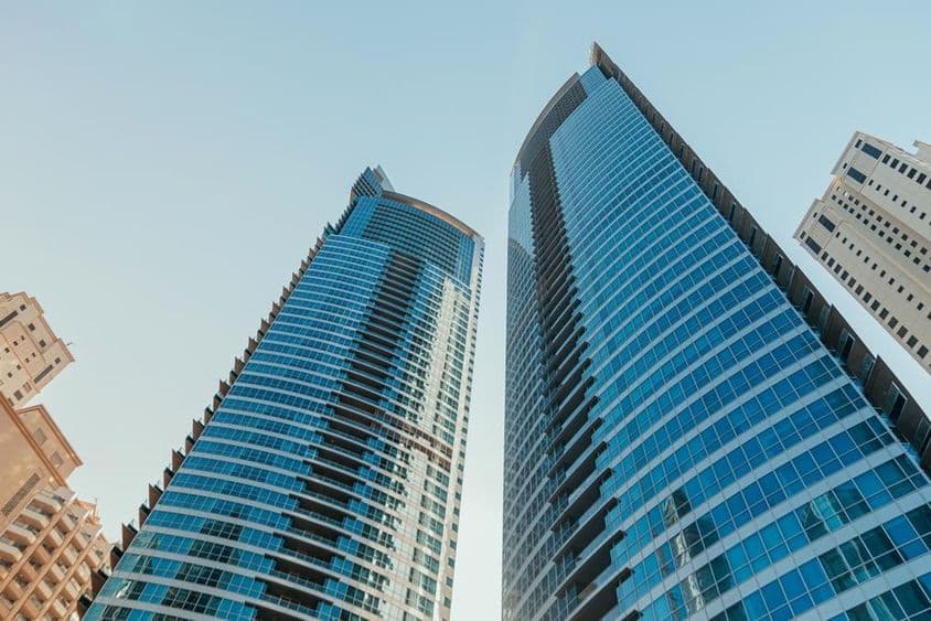 Moderné mrakodrapy v centre Dubaja.