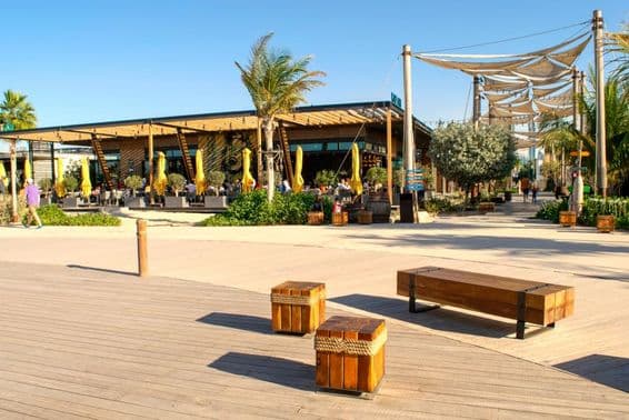 Letovisko La Mer Beach v Dubaji.