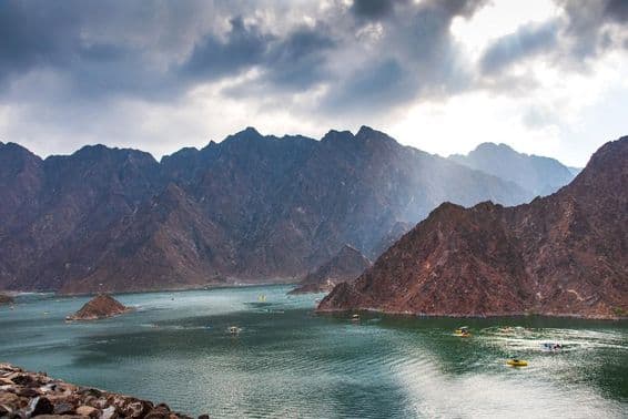 Scenéria priehrady Hatta v Dubaji, SAE pri západe slnka.