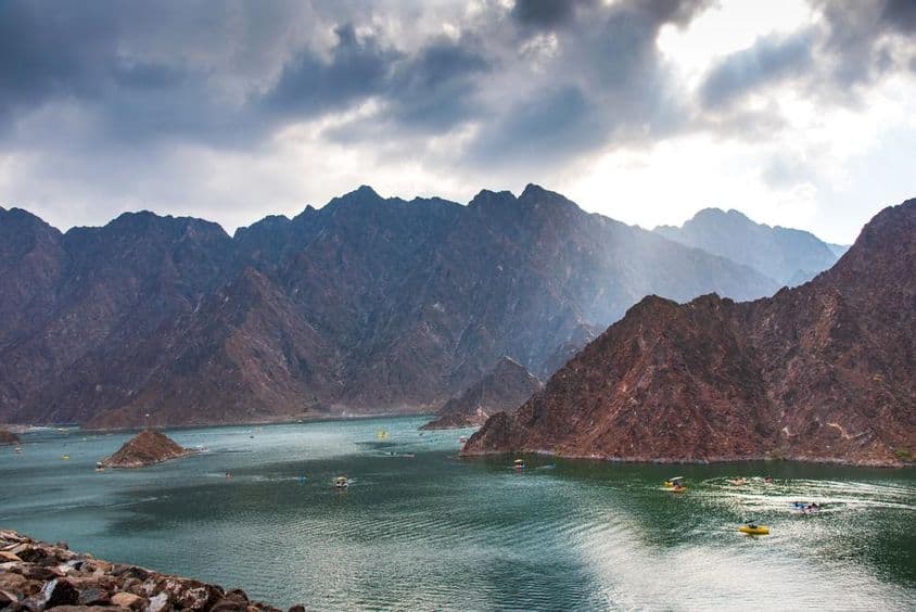 Scenéria priehrady Hatta v Dubaji, SAE pri západe slnka.