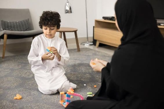 Mladá arabská žena učiaca s kreatívnymi hračkami v moslimskom domove.