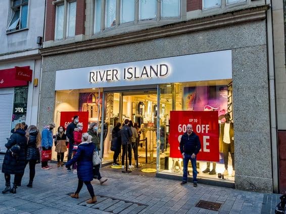 Vstup do obchodu s oblečením River Island.