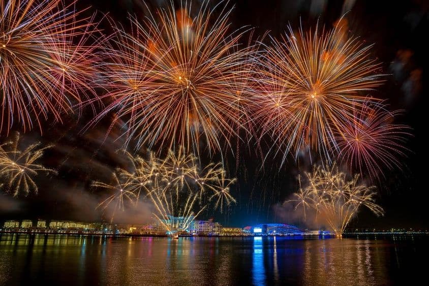 Ohňostroje nad novootvorenou Yas Bay.