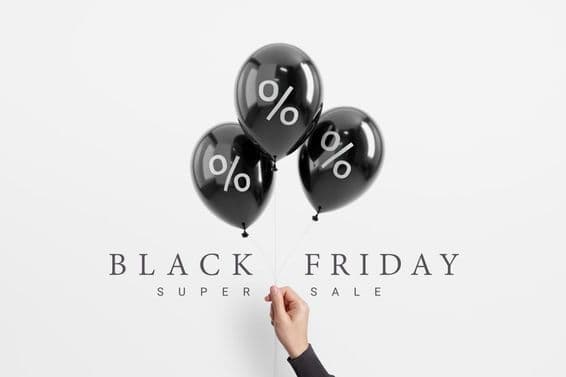 Black Friday sale percento na čiernom lesklom balóniku.