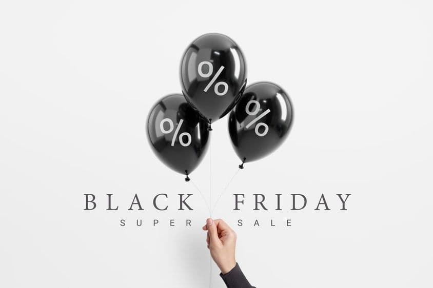 Black Friday sale percento na čiernom lesklom balóniku.