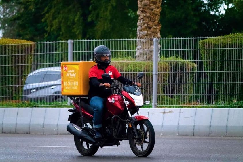Doručovanie jedla motocyklovým kuriérom v Dubaji.