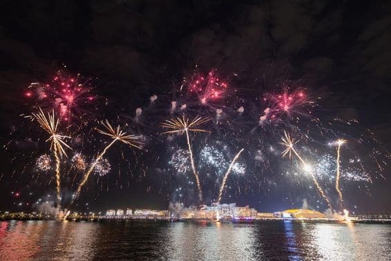 Novoročné ohňostroje na ostrove Al Bandar.