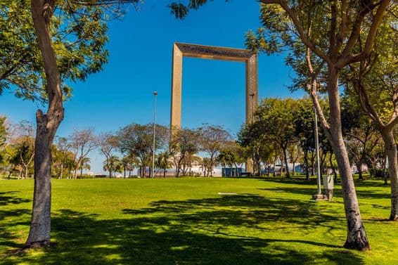 Pohľad na Zabeel Park v Dubaji, Spojené arabské emiráty na jar.