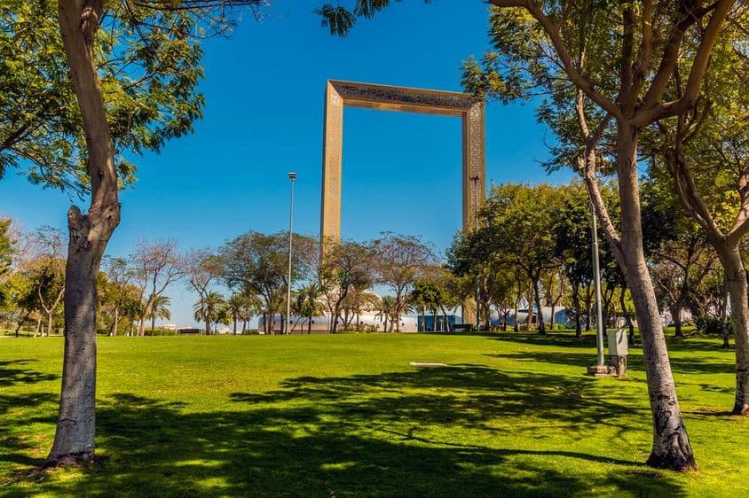 Pohľad na Zabeel Park v Dubaji, Spojené arabské emiráty na jar.
