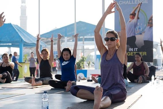 Ženy cvičia aerobik a jógu počas Dubajskej fitness výzvy 2025.