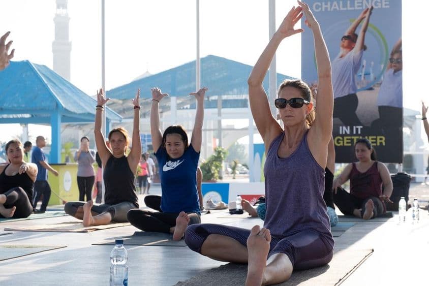 Ženy cvičia aerobik a jógu počas Dubajskej fitness výzvy 2025.