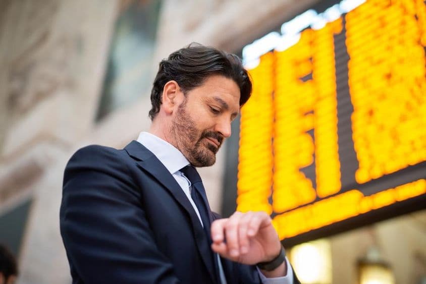 Cestujúci sleduje čas pred rozvrhom.