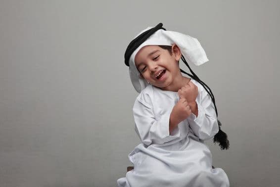 Mladý chlapec v tradičnom arabskom odeve.