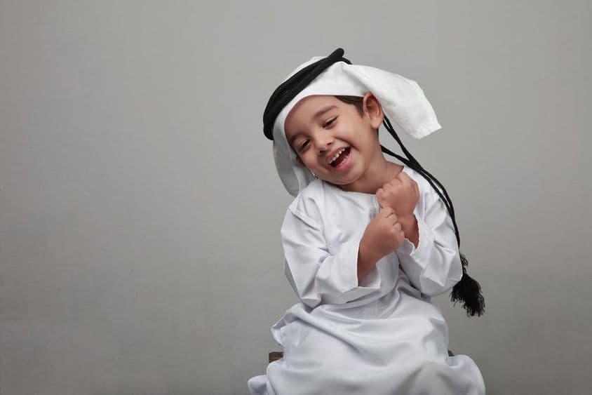 Mladý chlapec v tradičnom arabskom odeve.