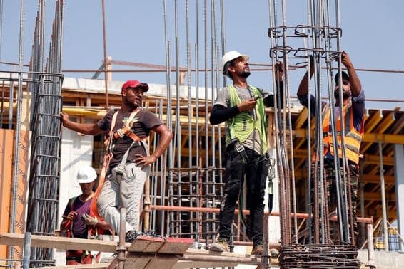 Dubaj, Spojené arabské emiráty mužskí pracovníci počas letnej sezóny.