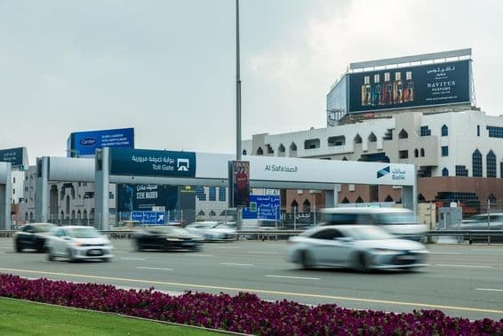 Výhľad na mýtny systém na diaľnici Salik v Dubaji