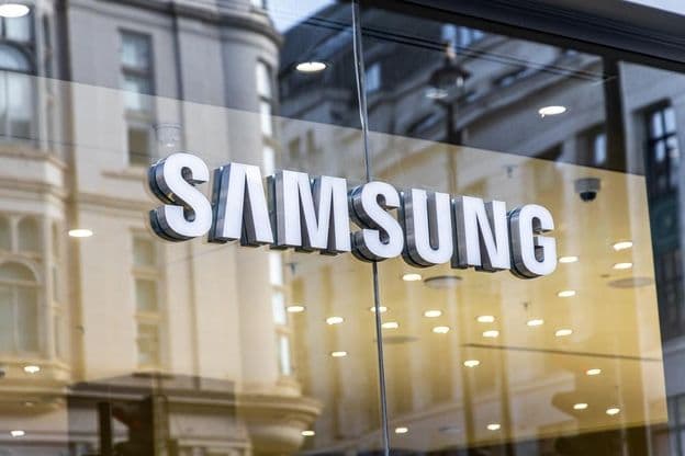 Logo technologickej značky Samsung na sklenenom okne.