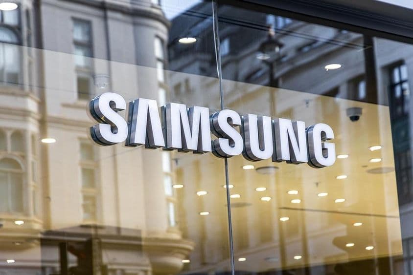 Logo technologickej značky Samsung na sklenenom okne.