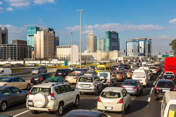 Dopravná zápcha na Sheikh Zayed Road v Dubaji.