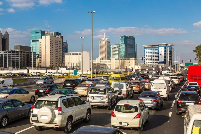 Dopravná zápcha na Sheikh Zayed Road v Dubaji.