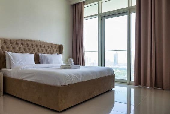 Priestranná spálňa v modernom byte.