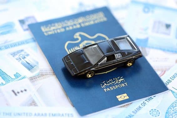 Spojené arabské emiráty dirham, auto s pasom.