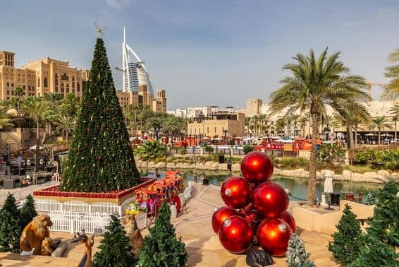 Zobrazenie hotela Burj Al Arab z Madinat Jumeirah s vianočným stromčekom v Dubaji.
