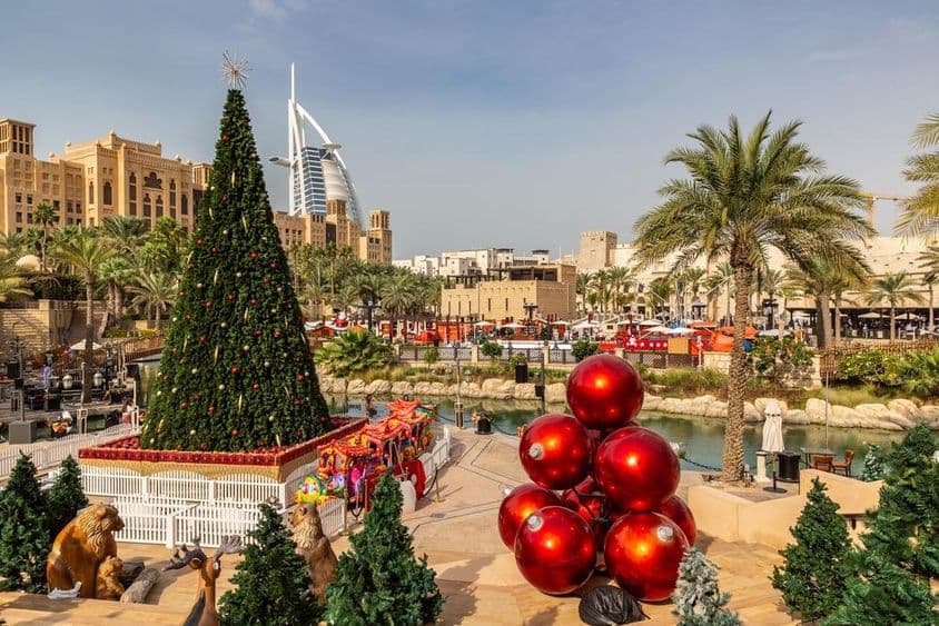 Zobrazenie hotela Burj Al Arab z Madinat Jumeirah s vianočným stromčekom v Dubaji.