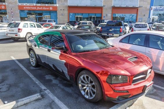Dodge Charger ozdobený národnými farbami Spojených arabských emirátov.
