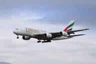 Emirates Airbus 380-800 lietadlo približujúce sa k pristávacej dráhe pre pristátie.