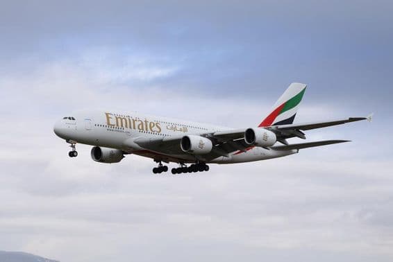 Emirates Airbus 380-800 lietadlo približujúce sa k pristávacej dráhe pre pristátie.