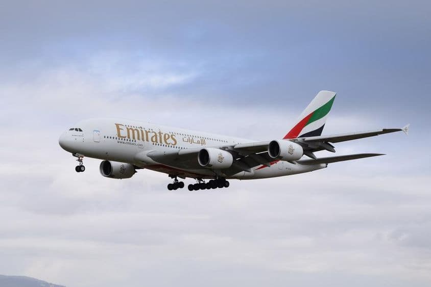 Emirates Airbus 380-800 lietadlo približujúce sa k pristávacej dráhe pre pristátie.