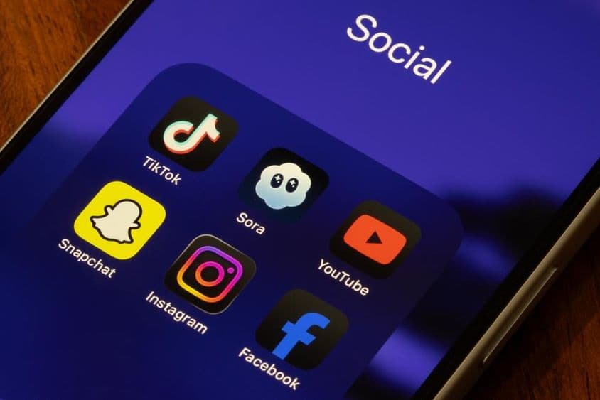 TikTok, Sora, YouTube, Snapchat, Instagram na obrazovke iPhone.