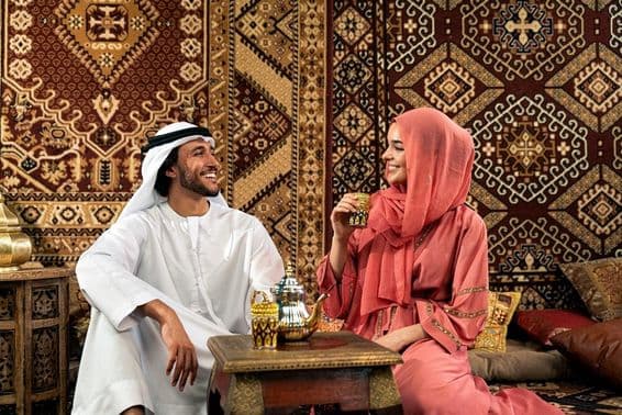 Mladý emirátsky pár trávi čas v tradičnej arabskej kaviarni.