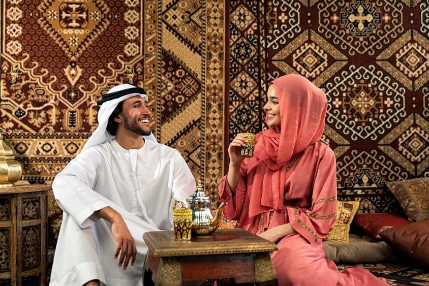 Mladý emirátsky pár trávi čas v tradičnej arabskej kaviarni.