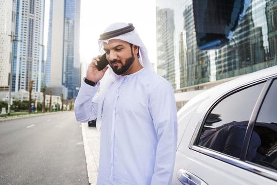 Arabský obchodník nosiaci kandúru - tradičný emirátsky mužský odev.