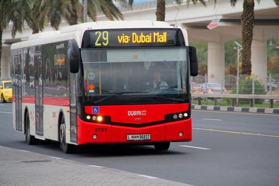 Dubajský autobus cestujúci zo stanice Zabeel smerom k nákupnému centru Dubai Mall.