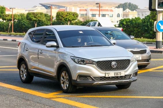 Malé SUV MG na mestskej ulici.