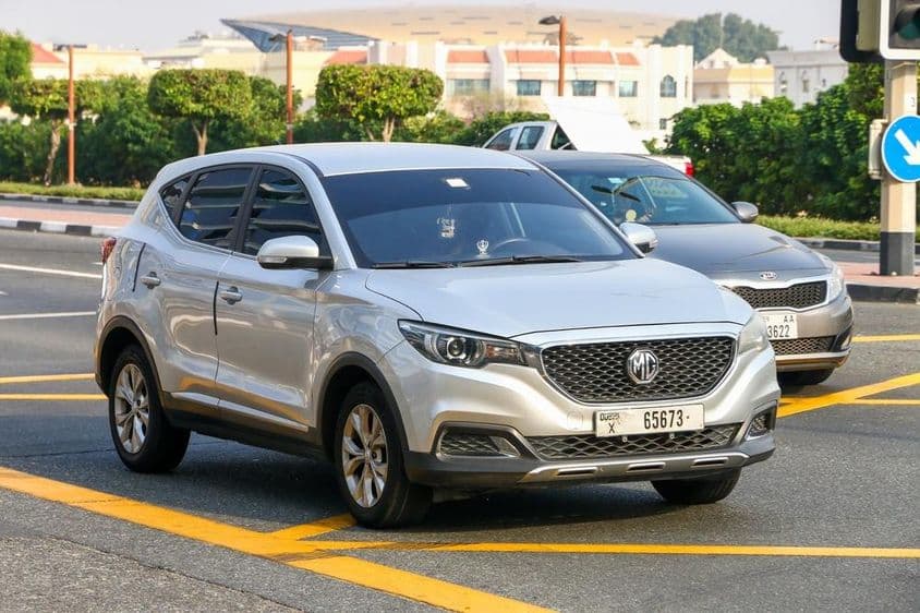 Malé SUV MG na mestskej ulici.