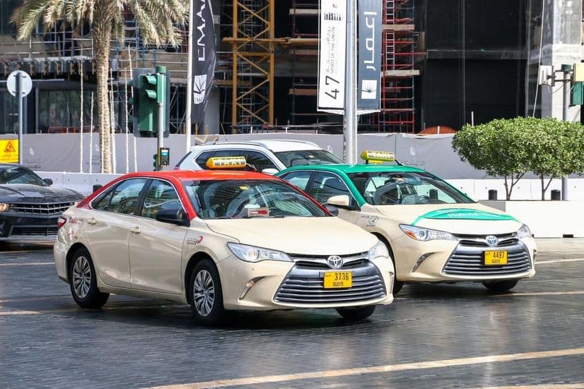 Toyota Camry taxíky na mestskej ulici.