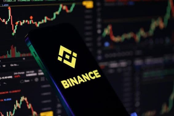 Logo Binance na obrazovke iPhone.