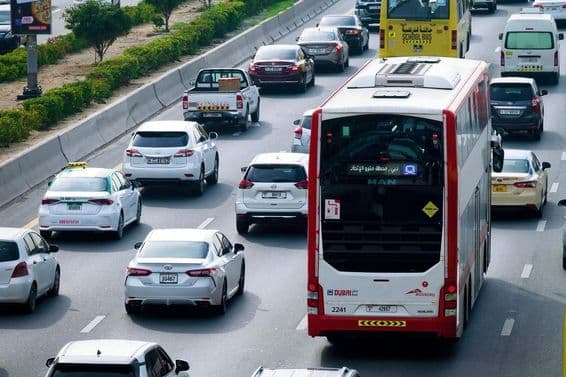 Dvojposchodový autobus a denná premávka na uliciach Dubaja.
