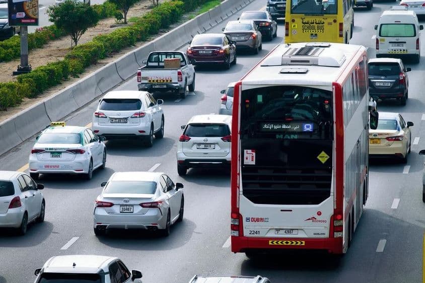 Dvojposchodový autobus a denná premávka na uliciach Dubaja.