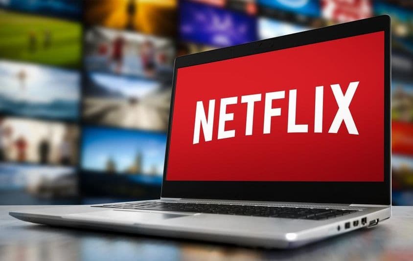 Netflix streamuje na obrazovke notebooku.