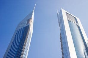 Dva mrakodrapy pod modrou oblohou.