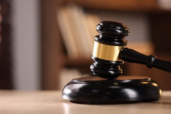 Súdne kladivo na drevenom stole.