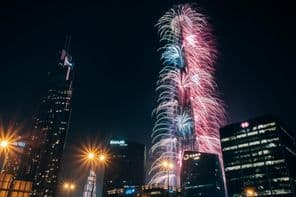 Úchvatný novoročný ohňostroj pri Burj Khalifa, najvyššej budove na svete.