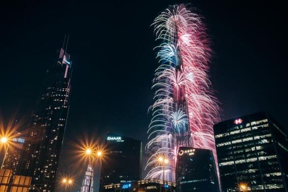 Úchvatný novoročný ohňostroj pri Burj Khalifa, najvyššej budove na svete.
